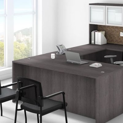What kind of features comes with a U-shaped office desk?