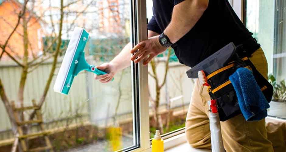 Finding-the-Right-Window-Cleaning-Professional