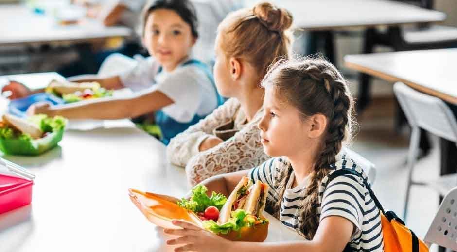 What Should You Look for When Choosing Cafeteria Tables for Your School?